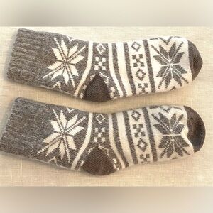 NWOTs. Women's Cozy Cabin Oversized Snowflake Socks.